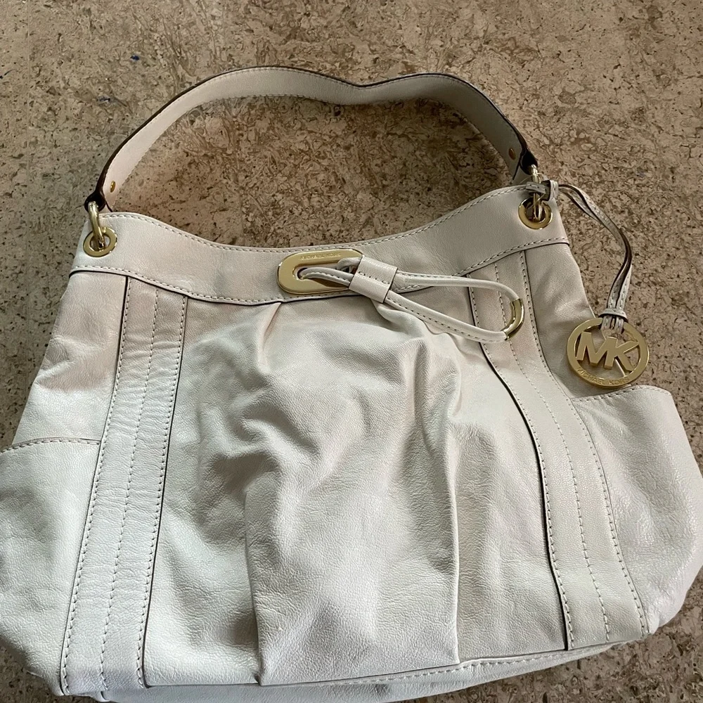 Michael Kors ivory shoulder bag . - Picture 4 of 4